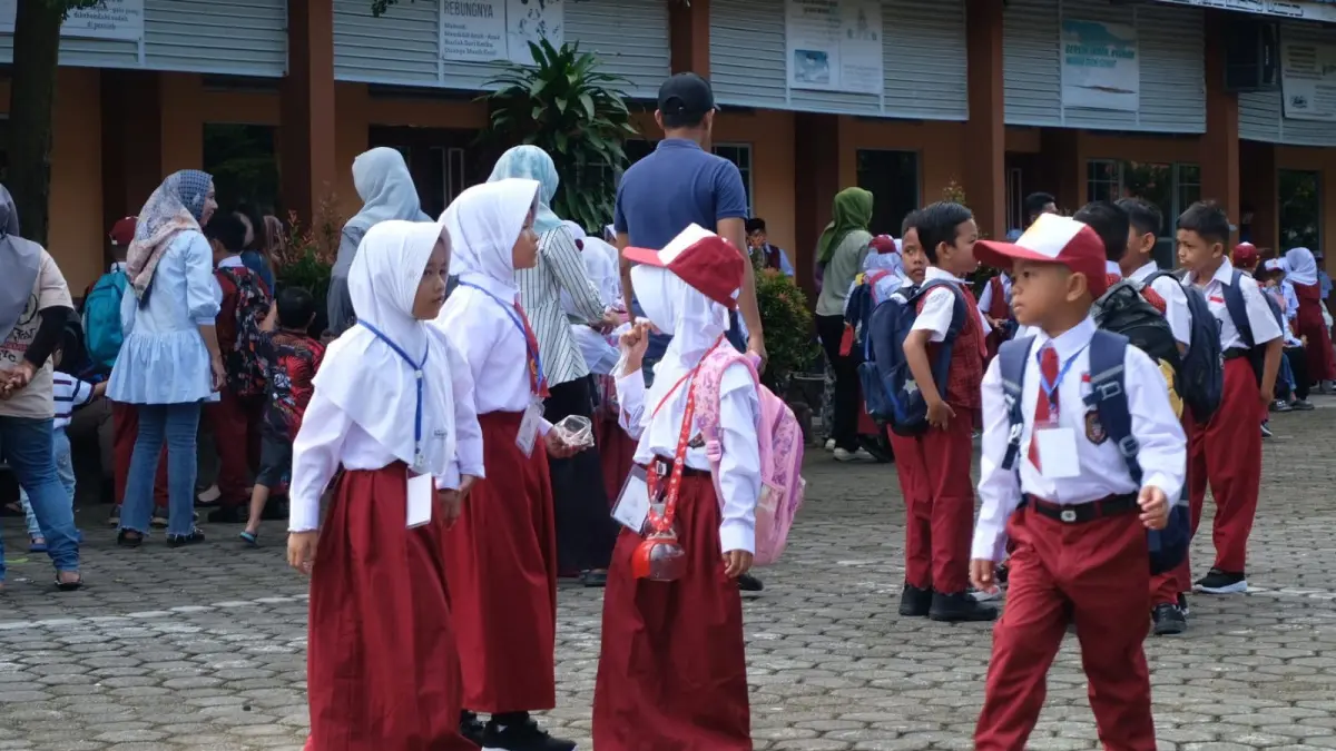 Murid SD 15 Tanjungpinang Timur saat menjalani aktivitas pengenalan lingkungan sekolah. F. Mohamad Ismail/Batam Pos