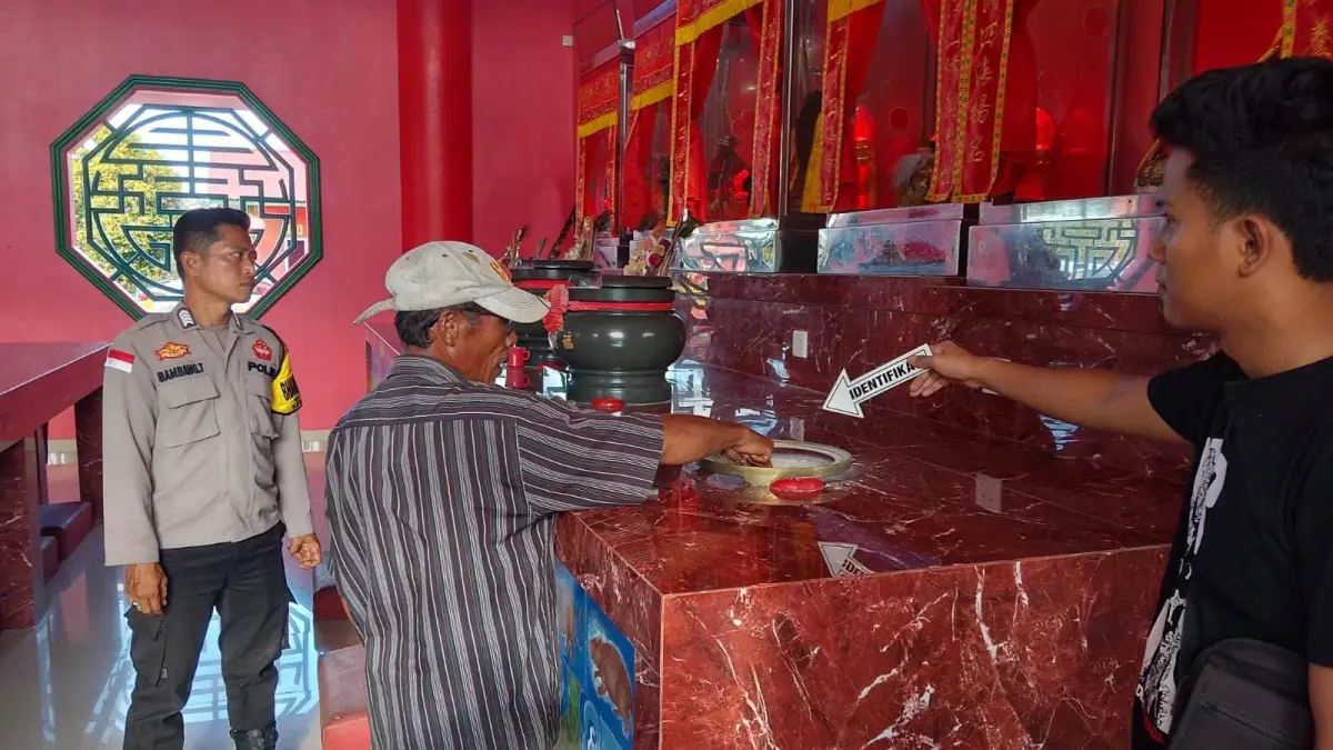 Pekerja toko pertanian Bisagro di Km
16, Toapaya, Suci Rahmadani menata barang dagangan untuk kebutuhan pertanian, Jumat (3/7/2027). F.Slamet Nofasusanto/Batam Pos