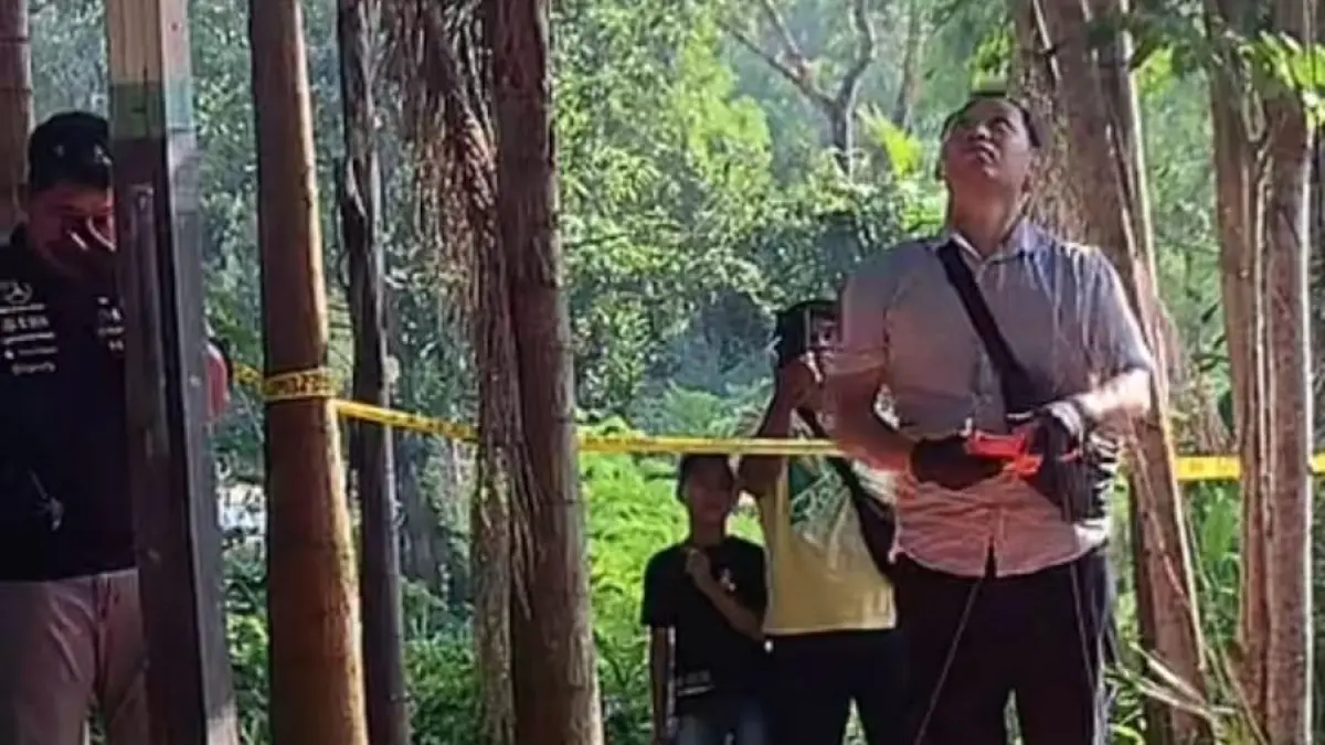 Penemuan sesosok pria dalam kondisi meninggal dunia tergantung di sebuah pohon, Jumat (3/7) pagi.