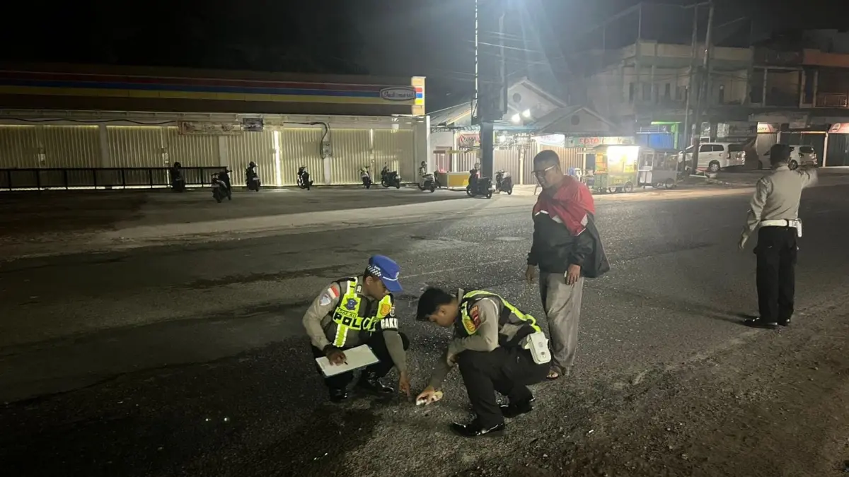 Polisi olah TKP kecelakaan di di Jalan WR. Supratman Desa Toapaya Selatan Kecamatan Toapaya, Bintan pada Kamis (2/7/2026) malam. F. H.P Bako untuk Batam Pos