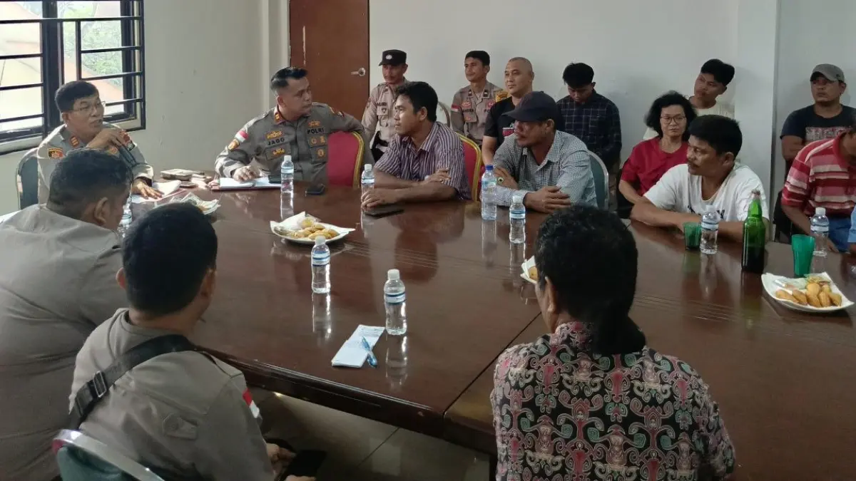 Polsek Bengkong kumpul pengepul scrab untuk memutus mata rantai rayap besi. f.Eusebius/ Batam Pos