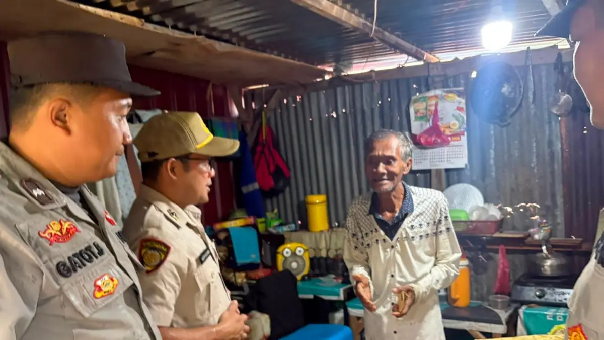 Anggota Polres Karimun menyalurkan bantuan sembako untuk masyarakat yang membutuhkan dalam program Jumat Berkah, Jumat (3/7/2026). F Sandi Pramosinto/Batam Pos