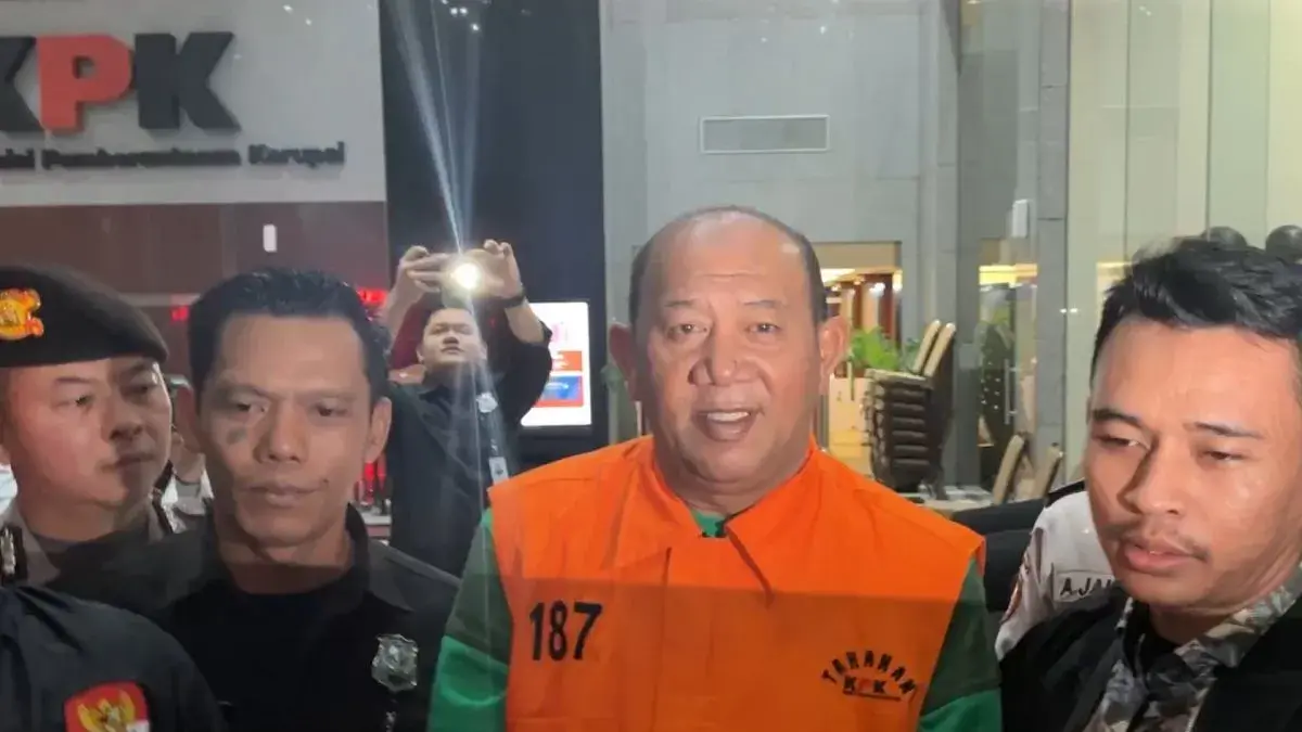 Bupati Langkat Syah Afandin alias Ondim (kedua kanan) berjalan menuju mobil tahanan dari Gedung Merah Putih KPK, Jakarta, Sabtu (4/7/2026). ANTARA/Rio Feisal