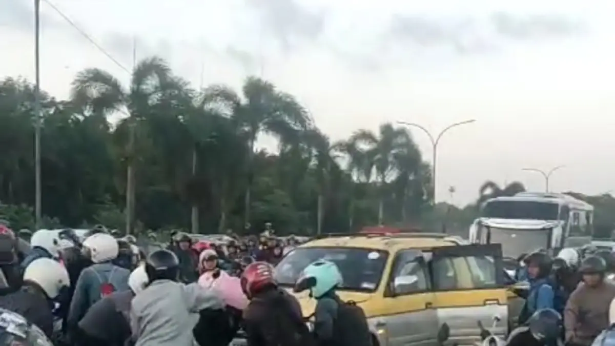 Laka beruntun di simpang K Square yang mengakibatkan 8 motor rusak dan korban luka, Sabtu (4/7/2026). F. Istimewa