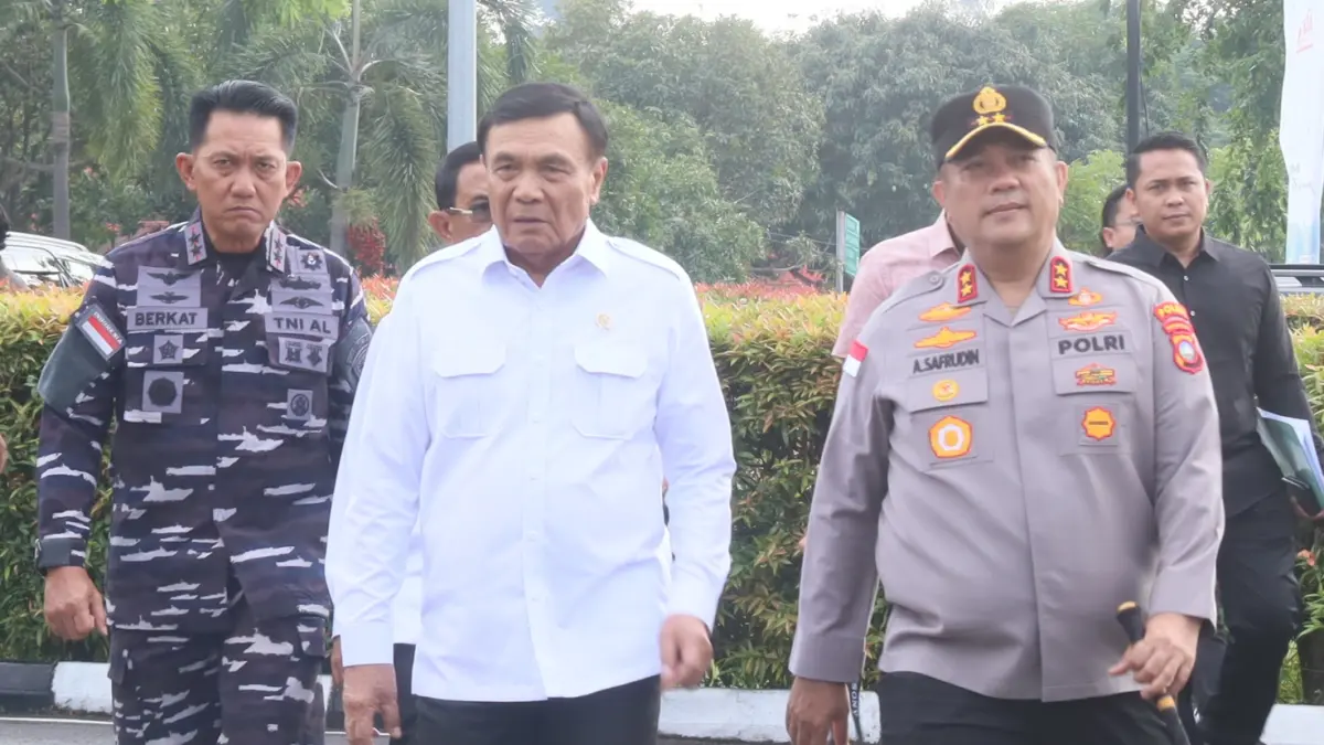 Menteri Koordinator Bidang Politik dan Keamanan Djamari Chaniago  didampingi Kapolda Kepri Irjen Pol Asep Safrudin melakukan pertemuan saat kunjungan kerja ke Polda Kepri,Jumat (3/7).  F Cecep Mulyana/Batam Pos