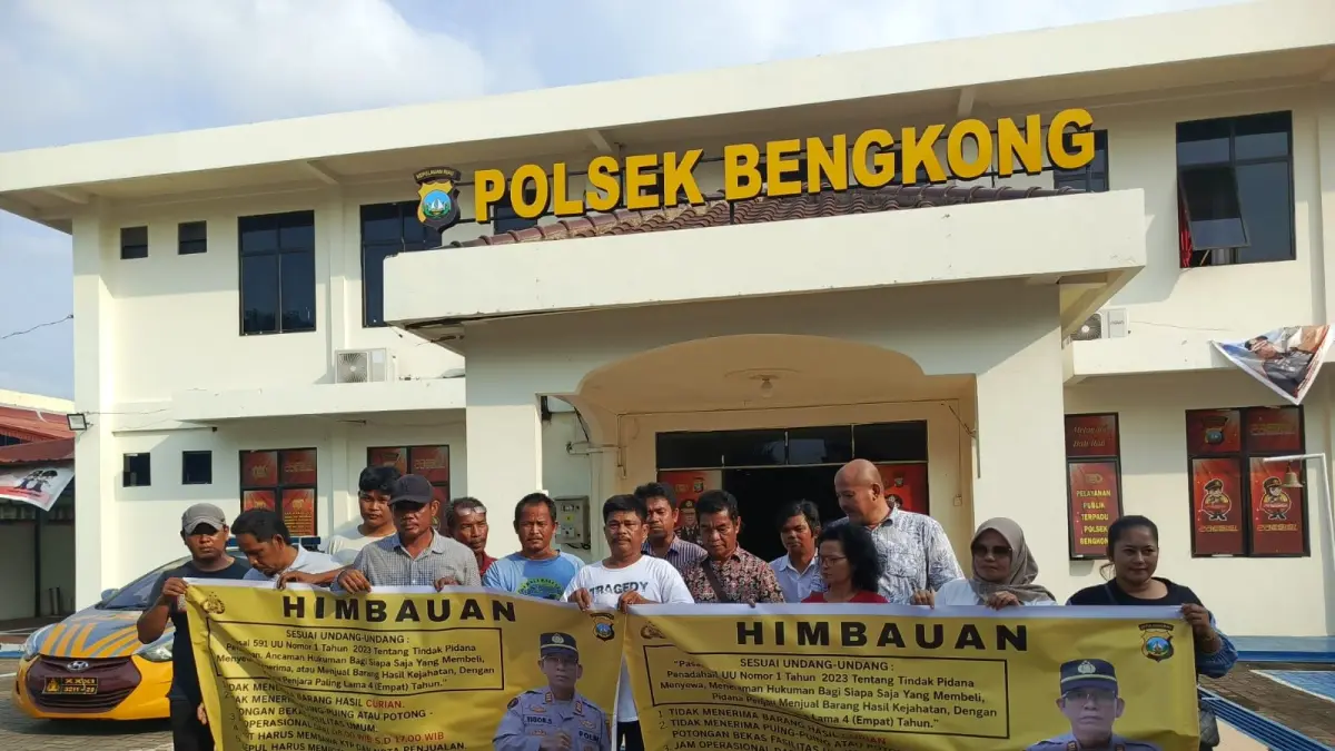 Para pelaku usaha skrap atau barang bekas komitmen membantu kepolisian mengatasi pencurian fasilitas publik di Batam yang ditaja oleh Babhinkamtibmas Polsek Bengkong, Jumat (3/7/2026). F Eusebius Sara/Batam Pos