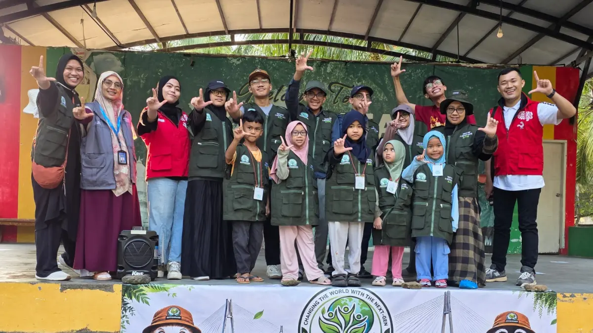 RELIMA bersama para pelajar Batam belajar literasi dan konservasi mangrove. F Ist untuk Batam Pos