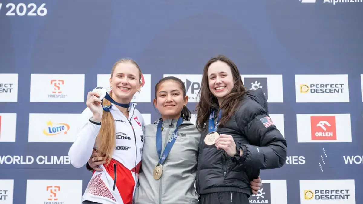 Desak Made Rita Kusuma Dewi (tengah), meraih medali emas nomor speed putri pada World Climbing Series Krakow 2026 di Polandia. F. Panitia