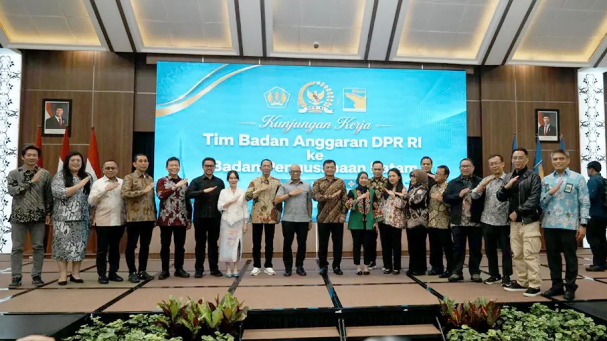 Foto bersama seusai pertemuan antara Kepala BP Batam Amsakar Achmad dan Wakil Kepala BP Batam Li Claudia Chandra bersama rombongan Banggar DPR RI di Balairungsari, Batam Centre.   F. Humas BP batam