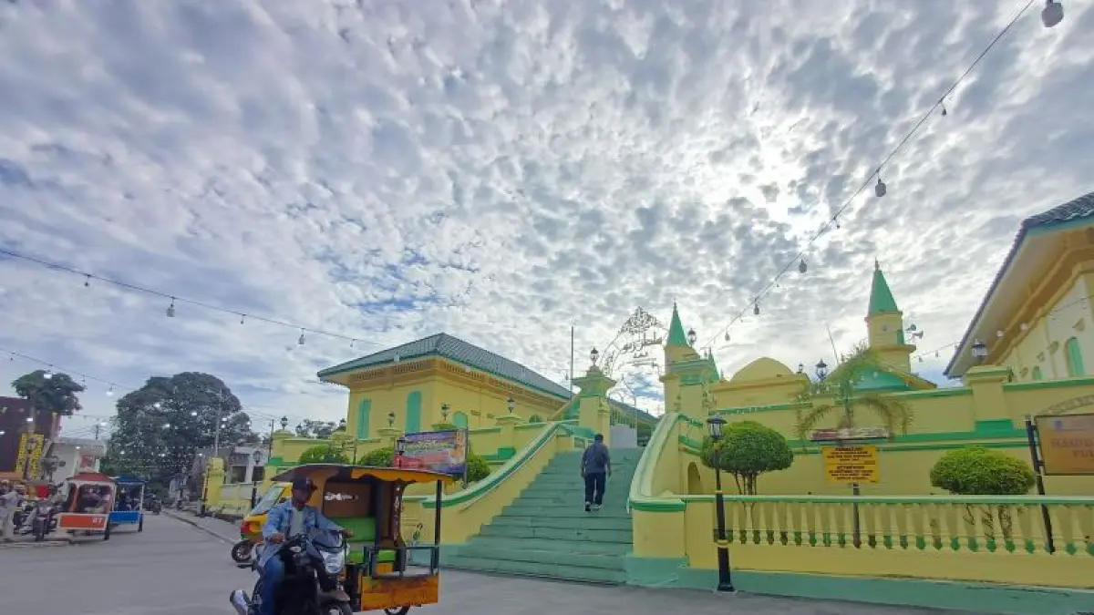  Masjid Sultan Riau Penyengat menjadi salah satu cagar budaya paling ikonik di Pulau Penyengat, Kota Tanjungpinang, Kepri. ANTARA/Ogen
