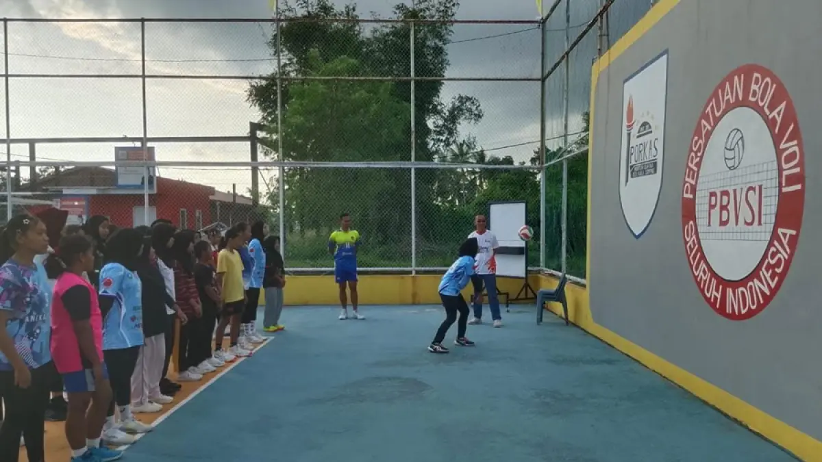 Para atlet mengikuti seleksi atlet menuju Kejuaraan Nasional Bola Voli 2026 di Lapangan Bola Voli KSVC, Desa Kuala Sempang, Bintan pada Sabtu (4/7/2026). F.Slamet Nofasusanto/Batam Pos.