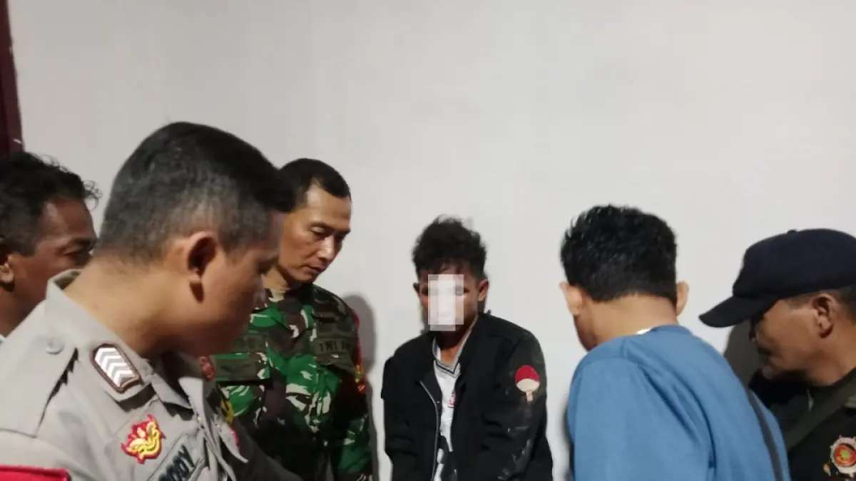 Pelaku saat diamankan usai kepergok mencuri kabel di gudang Koperasi Desa Merah Putih di Jalan Trikora RT 001 RW 002 Desa Teluk Bakau, Kecamatan Gunung Kijang pada Rabu (1/7/2026) sekira pukul 18.50 WIB. F. Kiriman H.P Bako untuk Batam Pos