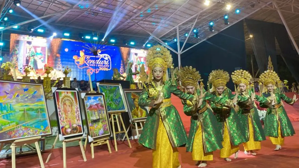  Penampilan tari persembahan sekapur sirih pada pembukaan Kenduri Seni Melayu di Batam, Kepri, Jumat (3/7/2026). (ANTARA/Amandine Nadja)
