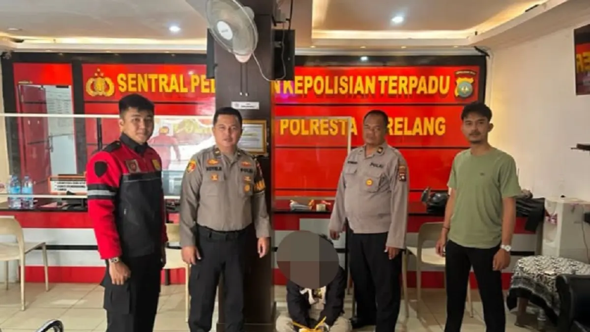 Personel Polsek Sekupang mengamankan terduga pelaku pencurian sepeda motor setelah menerima laporan masyarakat melalui layanan darurat 110 di Perumahan Ricci, Kecamatan Sekupang, Batam. Foto: Istimewa