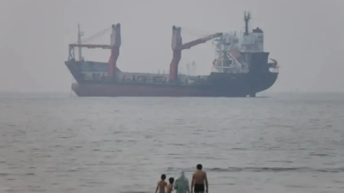 Sebuah kapal di Selat Hormuz dekat pantai Bandar Abbas, Iran (Al-Jazeera)