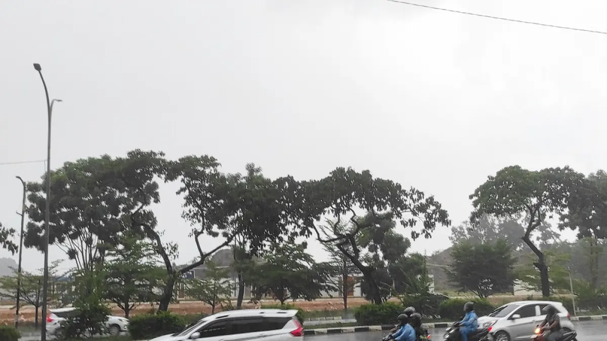 Sejumlah pengendara sepeda motor mengenakan jas hujan untuk melindungi guyuran hujan saat melintas di Jalan Raja Haji Fisabilillah Batam Center, Rabu (24/6). Foto: Cecep Mulyana/Batam Pos