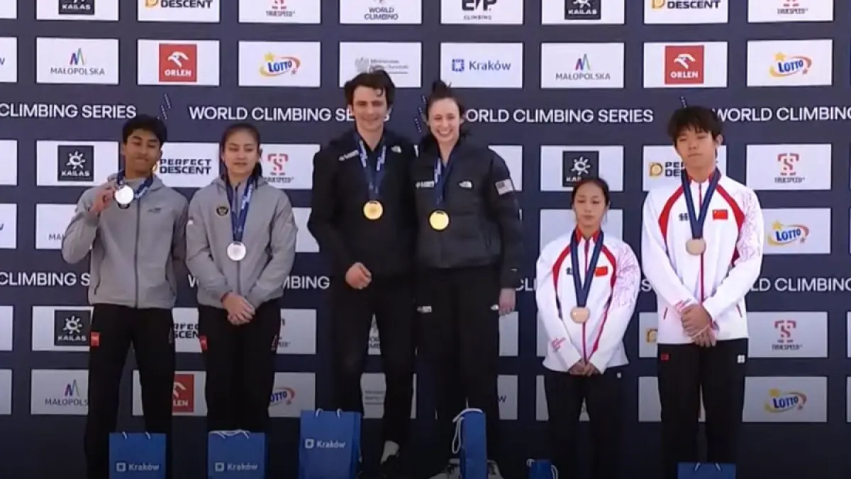 World Climbing Series Krakow 2026. Robby/Desak (paling kiri) meraih perak estafet campuran usai kalah dari Amerika Serikat.