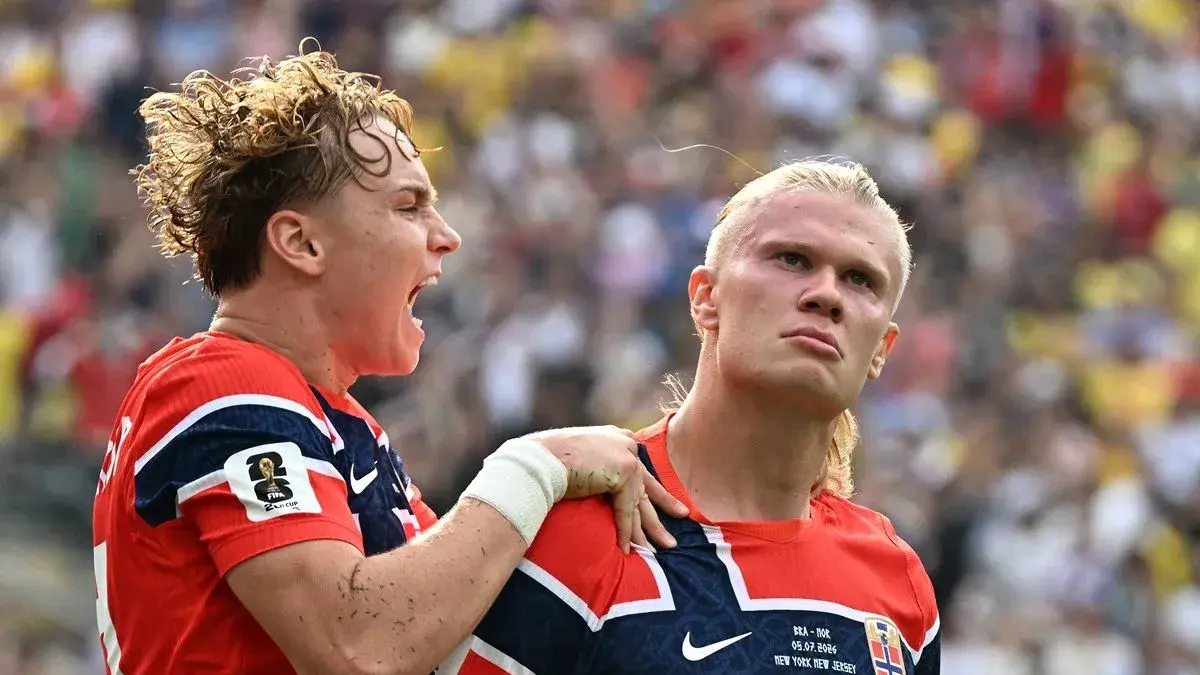 Penyerang bintang tim nasional Norwegia Erling Haaland (kanan) berselebrasi bersama rekannya Andreas Schjelderup merayakan golnya ke gawang Brasil dalam laga 16 besar Piala Dunia 2026 di Stadion MetLife, East Rutherford, New Jersey, Amerika Serikat, Minggu (5/7/2026) waktu setempat. AFP/Jewel Samad