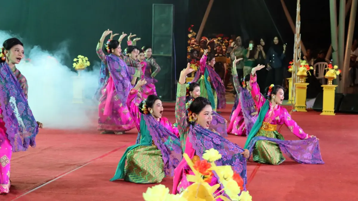 Caption foto, Suasana malam puncak Kenduri Seni Melayu 2026 di Dataran Engku Putri dipenuhi antusiasme masyarakat yang menikmati ragam pertunjukan tari, musik, pantun, hingga pameran budaya. Festival ini menjadi implementasi penguatan sektor pariwisata berbasis budaya sekaligus mengangkat identitas Batam sebagai kota Melayu yang terbuka bagi dunia.