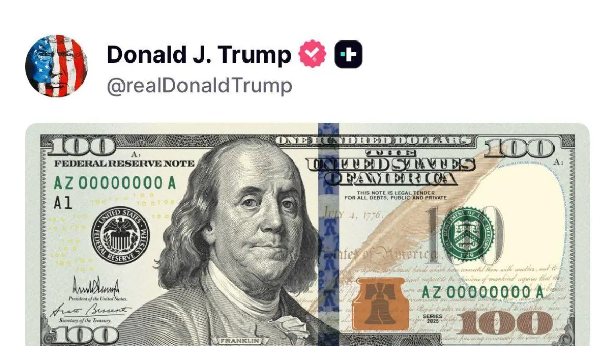 Donald Trump pamer uang kertas US$100 bertanda tangannya. (x.com/SavchenkoReview)