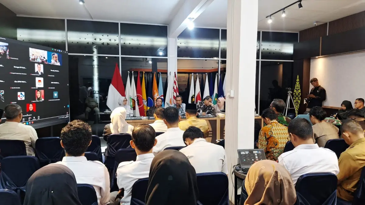 KPU Kepri saat melakukan rekapitulasi Pemutakhiran Data Pemilih Berkelanjutan Semester I 2026, Senin (6/7). F. Mohamad Ismail/Batam Pos