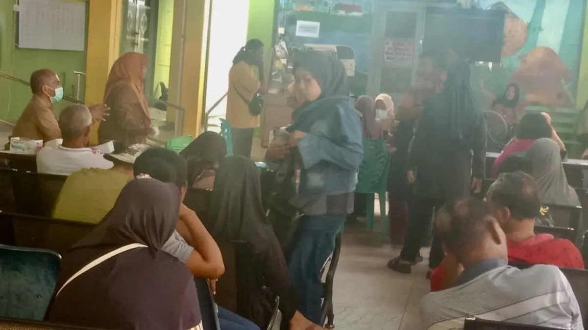 Para pasien sedang menunggu antrean untuk mendapatkan pelayanan kesehatan di Puskesmas Kecamatan Karimun, Senin (6/7/2026). F Sandi Pramosinto/Batam Pos