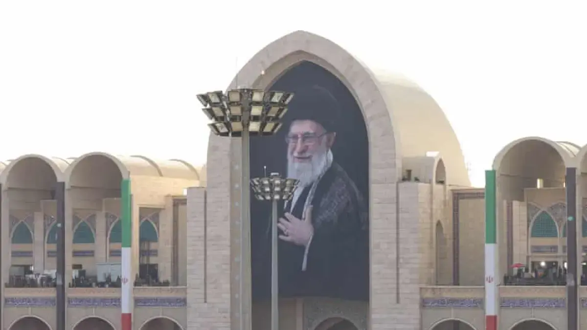 Ribuan warga Iran mengikuti doa bersama untuk Ayatollah Ali Khamenei pada hari kedua prosesi pemakaman di Grand Mosalla, Teheran / Foto: The Guardian