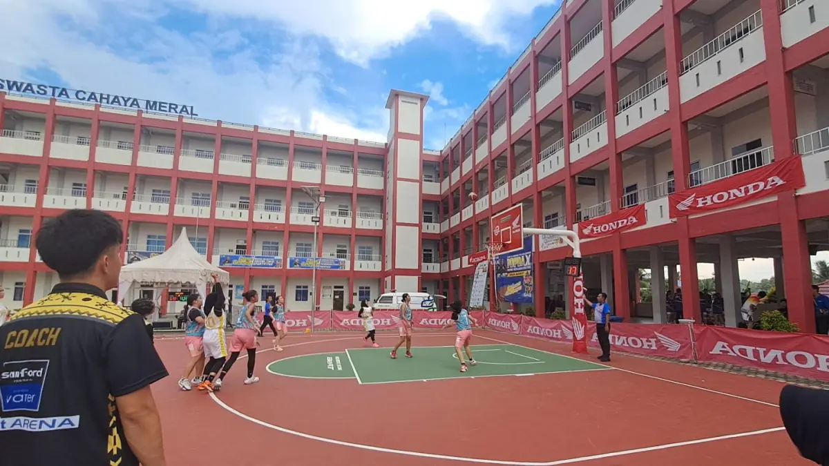 Tim Basket Putri Bintan saat laga melawan Tim Basket Putri Tanjungpinang dalam ajang Popda X Kepri di SMA Swasta Cahaya Meral, Tanjungbalai Karimun pada Minggu (5/7/2026) sore. F.Perbasi Bintan untuk Batam Pos