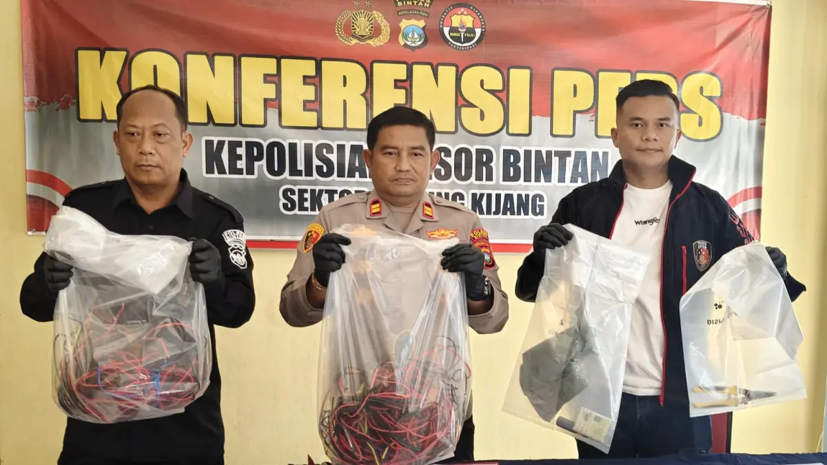 Kapolsek Gunung Kijang, Iptu Rabul Yamin menunjukkan barang bukti pencurian di KDMP Desa Teluk Bakau, Selasa (7/7/2026). F.Kiriman H.P Bako untuk Batam Pos