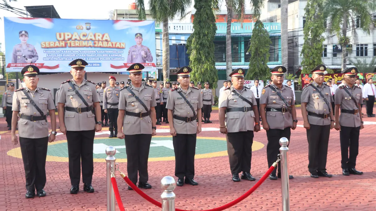 Para perwira Polres Karimun mengikuti Sertijab berbagai jabatan di lapangan Mapolres Karimun, Senin (6/7/2026). F Polres Karimun untuk Batam Pos
