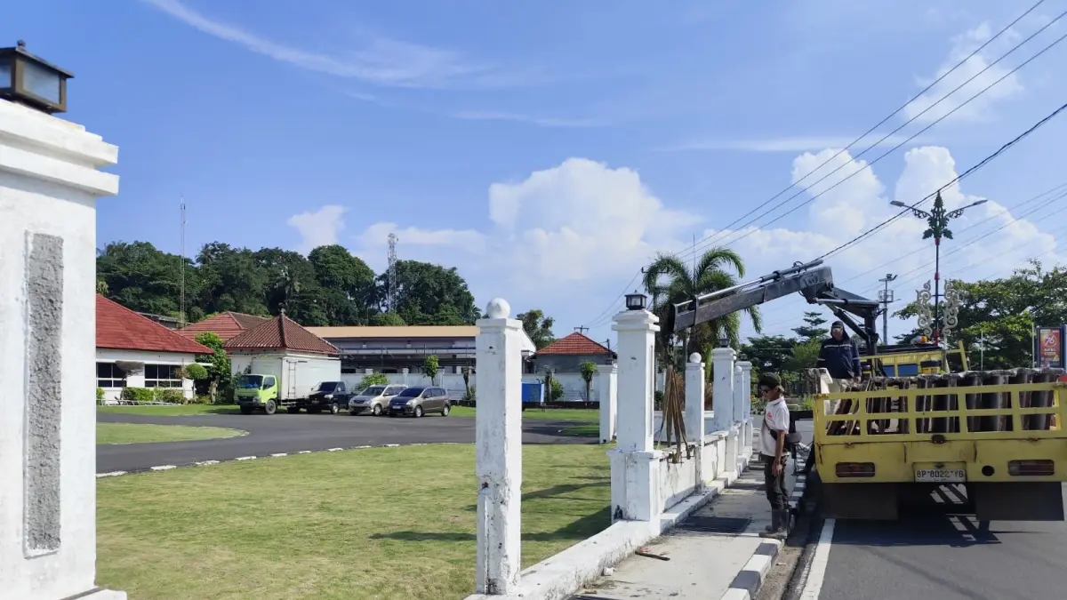 Pekerja saat membongkar pagar Gedung Daerah Tanjungpinang untuk digantikan dengan yang baru, Selasa (7/7/2026). F. Mohamad Ismail/Batam Pos