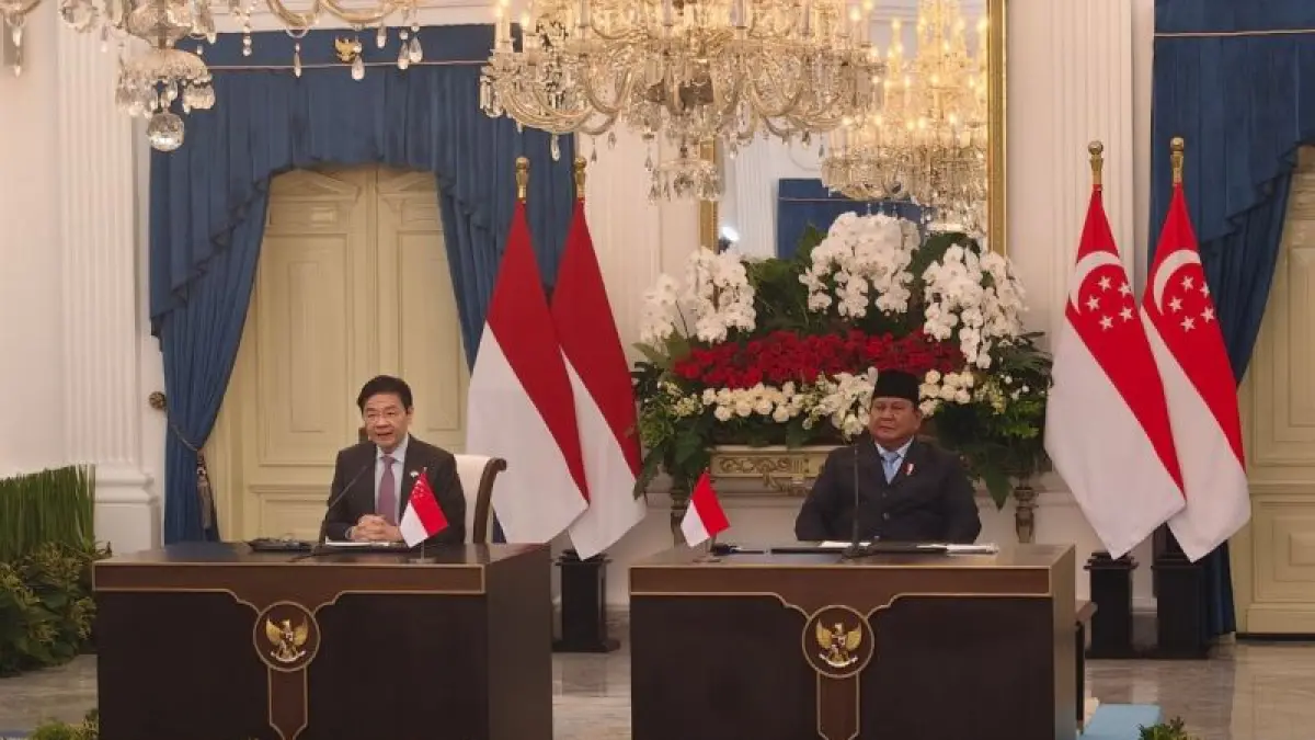Perdana Menteri Singapura Lawrence Wong (kiri) dalam pernyataan bersama dengan Presiden Prabowo Subianto pada Leader’s Retreat di Istana Merdeka, Jakarta, Senin (6/7/2026). (ANTARA/Fathur Rochman)