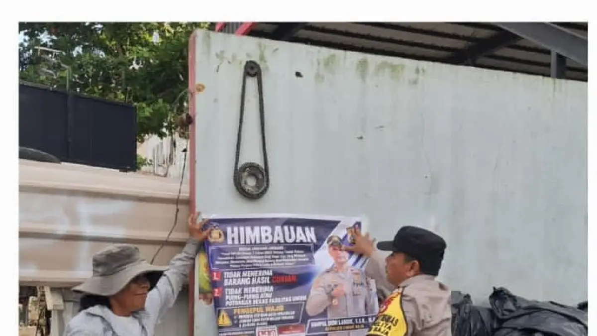 Polsek Lubukbaja pasang himbauan untuk tidak menampung barang curian di lokasi gudang besi tua. F Istimewa