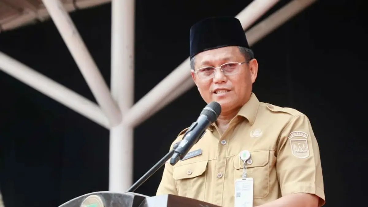 Sekda Batam, Firmansyah, menyampaikan sambutan saat memperingati HUT ke-27 BMGQ Kota Batam di Dataran Engku Putri, Batamcentre, Senin (6/7/2026). F. HUMAS DISKOMINFO BATAM