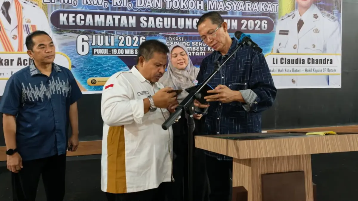 Wali Kota Batam, Amsakar Achmad, secara resmi telah terdaftar sebagai Agen Portal Perlindungan Sosial (Perlinsos) dan langsung melakukan uji coba layanan kepada masyarakat. F Rengga Yuliandra/Batam Pos