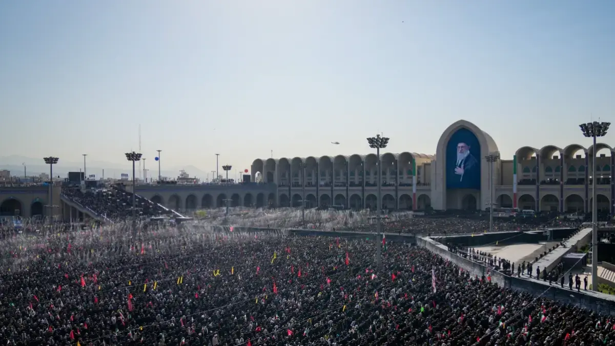 Para pelayat berdoa selama salat jenazah yang diadakan sebagai bagian dari upacara pemakaman yang berlangsung selama beberapa hari untuk Pemimpin Tertinggi Iran yang terbunuh, Ayatollah Ali Khamenei, dan anggota keluarganya di Masjid Agung Imam Khomeini Mosalla di Teheran, Iran, Minggu, 5 Juli 2026. (AP Photo/Altaf Qadri).