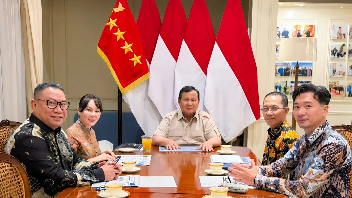 Presiden RI Prabowo Subianto berdiskusi dengan Kepala BP Batam Amsakar Achmad, Wakil Kepala BP Batam Li Claudia Chandra, Deputi Investasi Fary Djemy Francis, dan Deputi Infrastruktur Mouris Limanto di Jakarta, Minggu (5/7/2026) terkait &nbsp;arahan Batam menjadi pusat investasi, industri, logistik, dan ekonomi digital berkelas global. F. Humas BP Batam untuk Batam Pos