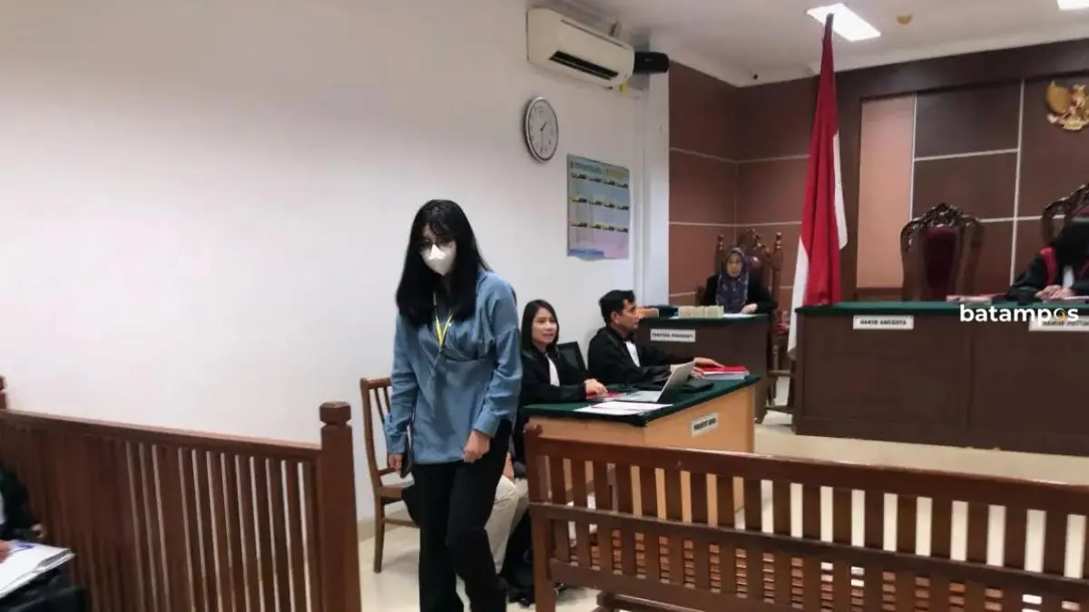Fara, pelaku penganiayaan honorer Pemko Batam usai menghadapi persidangan di PN Batam, beberapa waktu lalu. Fara kini ditahan di rutan. F Yofi Yuhendri/Batam Pos