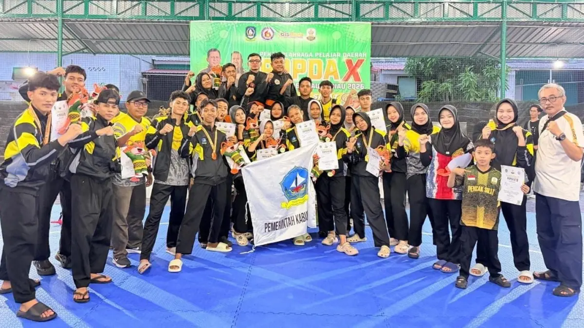 Kontingen Pencak Silat Bintan merayakan kemenangan usai berlaga di Popda X Kepri tahun 2026 di Tanjungbalai Karimun. F. Kuswanto untuk Batam Pos