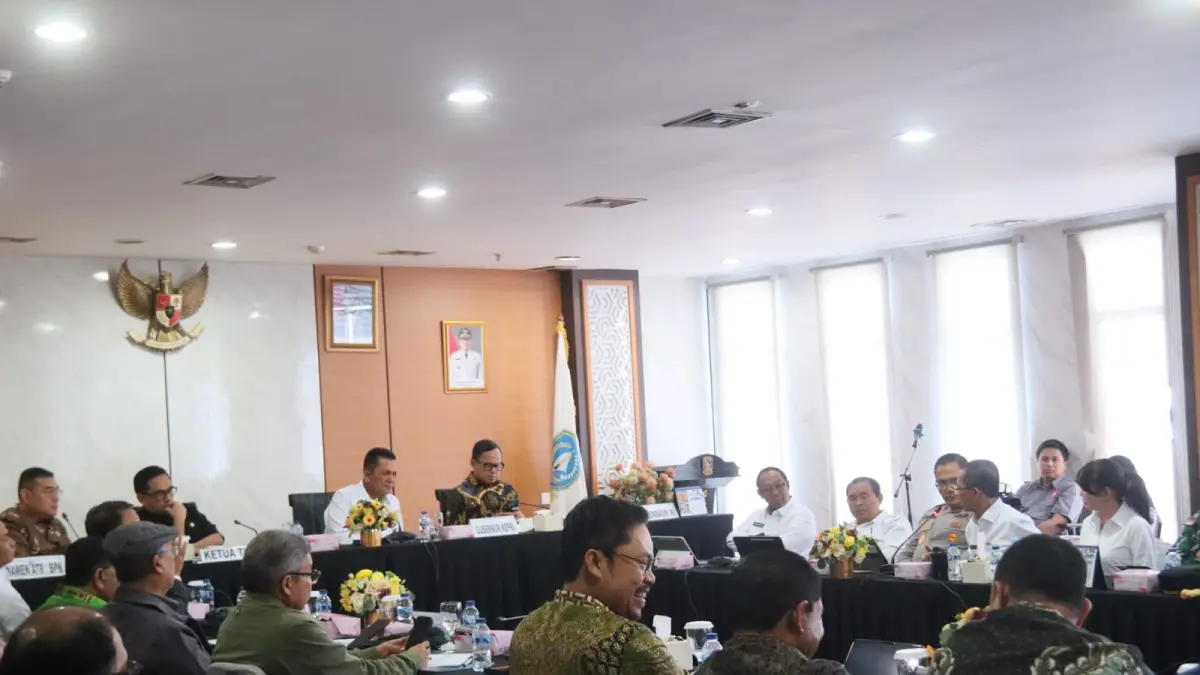 Suasana rapat kunjungan Komisi II DPR RI yang dipimpin Muhammad Rifqinizamy Karsayuda, bersama Bima Arya Sugiarto dan Ossy Dermawan bersama Gubernur Kepri, Ketua dan Wakil Ketua BP Batam bersama Wamen Agraria dan Tata Ruang saat mengevaluasi pelaksanaan program nasional, khususnya di bidang pemerintahan, pertanahan, dan tata ruang di Graha Kepri, Batam Center, Rabu (8/7/2026). F Cecep Mulyana/Batam Pos