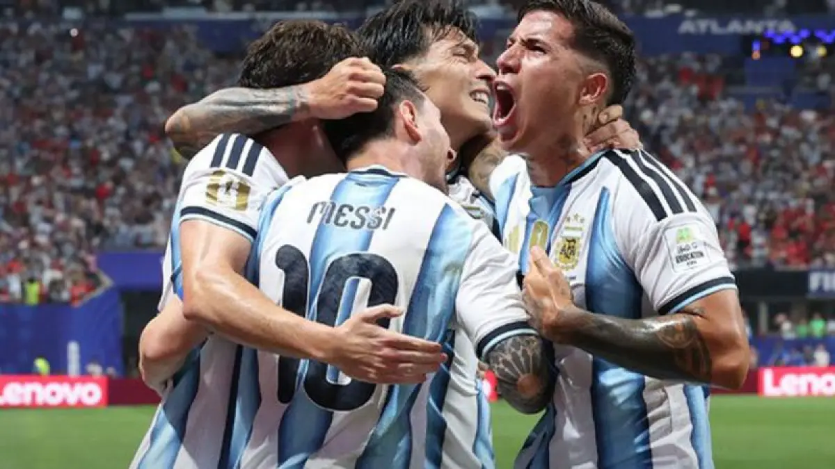 Para pemain Argentina berselebrasi setelah tercipta gol ke gawang Mesir saat pertandingan babak 16 besar Piala Dunia 2026 di Stadion Mercedes-Benz, Atlanta, Selasa waktu setempat. (X/FIFAWorldCup)
