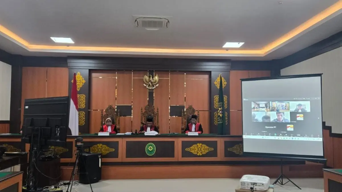Pengadilan Tinggi Kepri saat membacakan vonis tingkat banding kasus dugaan korupsi pembangunan Jembatan Marok Kecil Linggi. F. Humas PT Kepri untuk Batam Pos