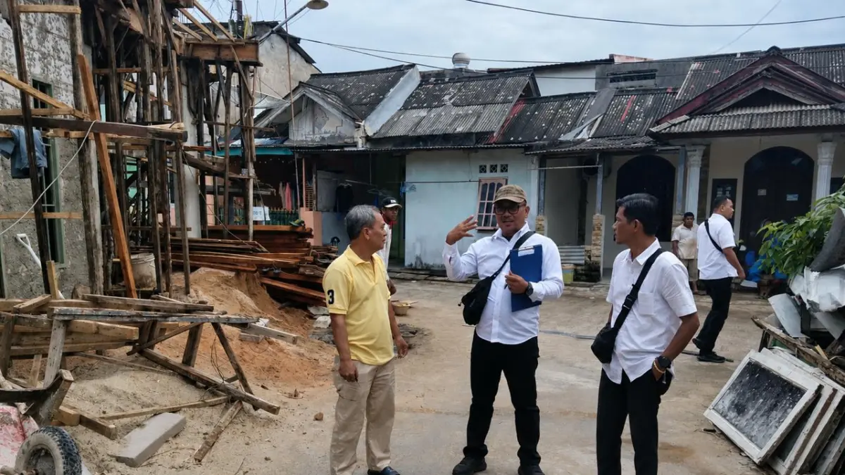 Petugas dari dinas tata ruang sedang meninjau lokasi adanya penggalian sumur bor di perumahan Legenda Malaka, Batamcenter, Rabu (8/7). F Abdul Azis Maulana/Batam Pos