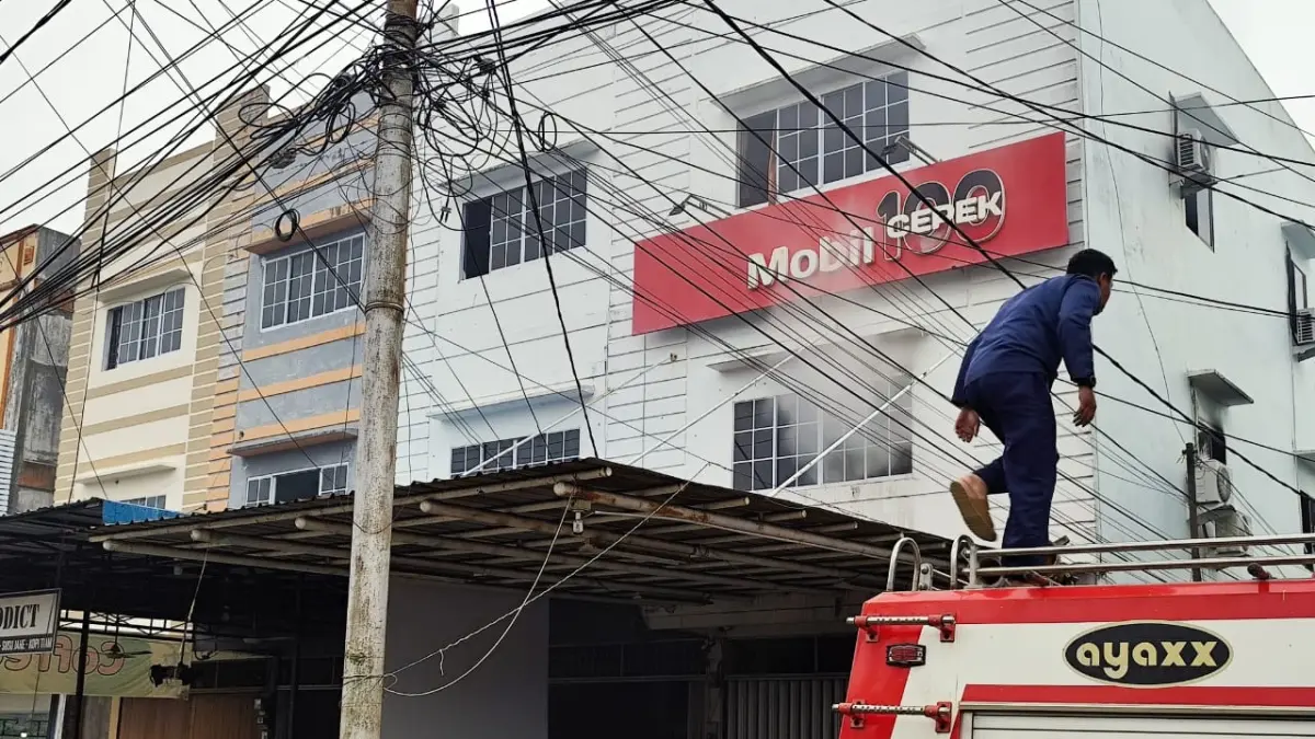 Petugas pemadam kebakaran Tanjungpinang saat berusaha memadamkan api yang melalap kamar kos di dalam ruko Jalan RH Fisabilillah, Rabu (8/7). F. Mohamad Ismail/Batam Pos