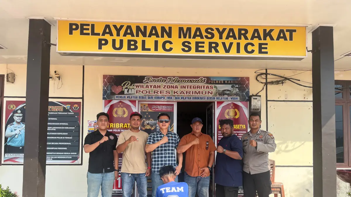 Polisi menunjukkan tersangka pelaku curat (duduk) di Polsek Tebing. F Sandi Pramosinto/Batam Pos