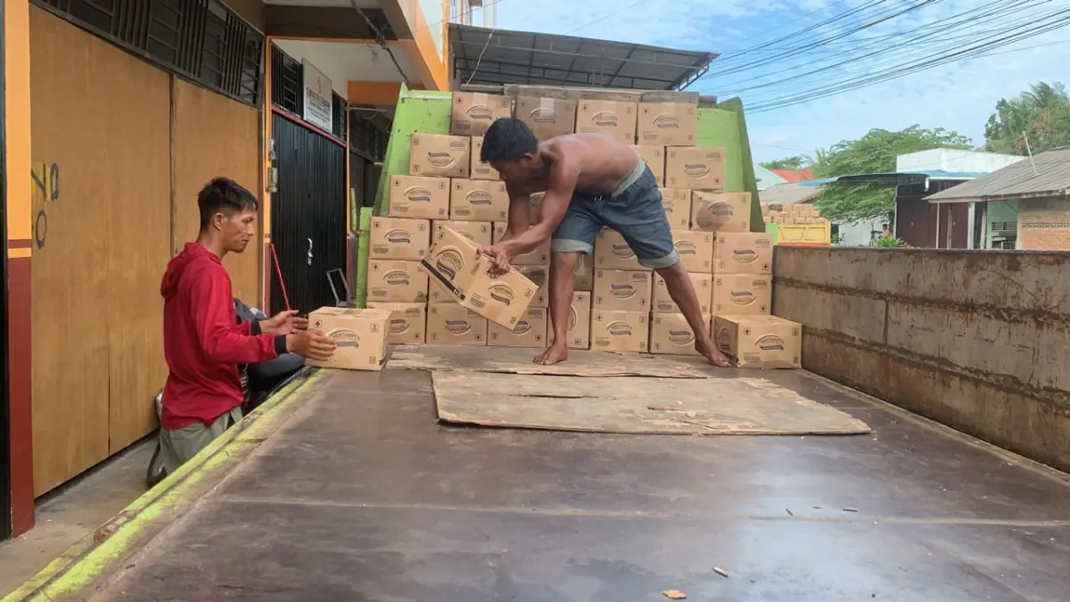 Ribuan dus Minyakita saat tiba di Tanjungpinang pada 24 Juni lalu, namun kembali langka pada awal Juli. F. Mohamad Ismail/Batam Pos