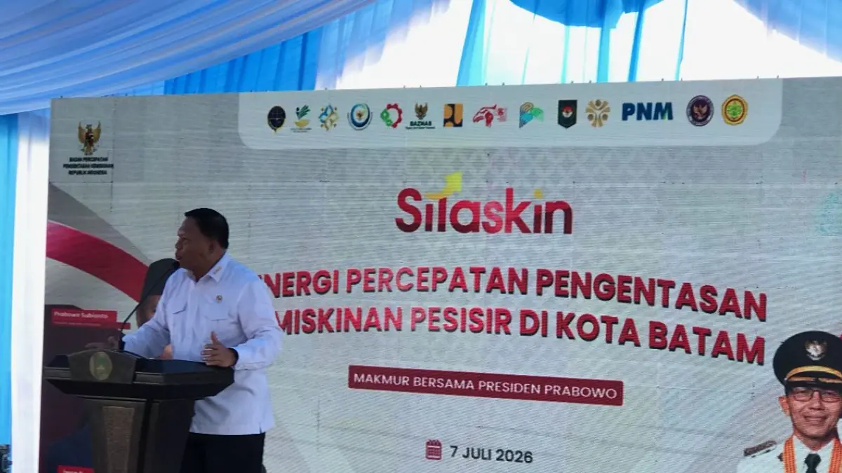 Wakil Menteri Kelautan dan Perikanan Didit Herdiawan Ashaf menyampaikan sambutan saat peluncuran Program SiTaskin Pesisir dan Kampung Nelayan Merah Putih di Kelurahan Sembulang, Kecamatan Galang, Kota Batam, Selasa (7/7). Foto: M. Sya