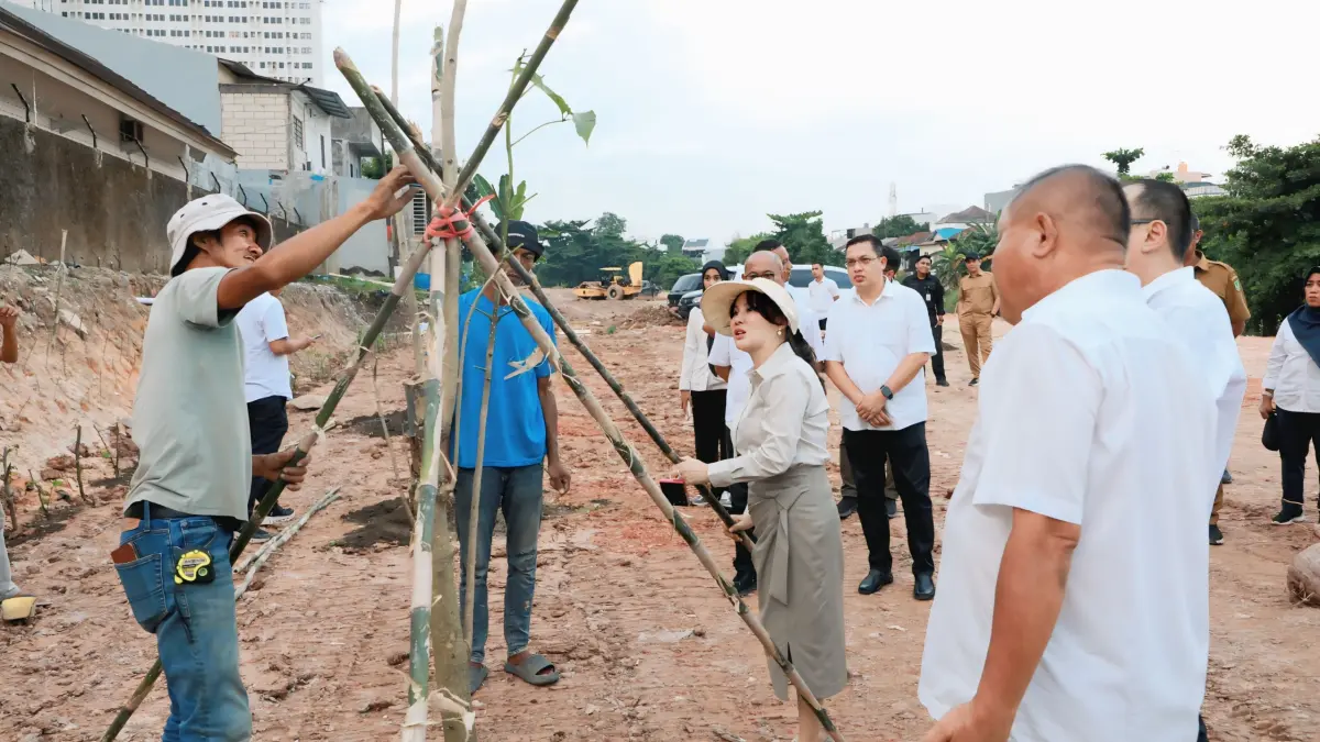 Wakil Kepala BP Batam merangkap Wali Kota Batam, Li Claudia Chandra, meninjau sekaligus menanam pohon di kawasan Daerah Aliran Sungai (DAS) Baloi sebagai bagian dari penataan ruang terbuka hijau dan pemulihan fungsi kawasan. Foto: Humas Bp Batam untuk Batam Pos