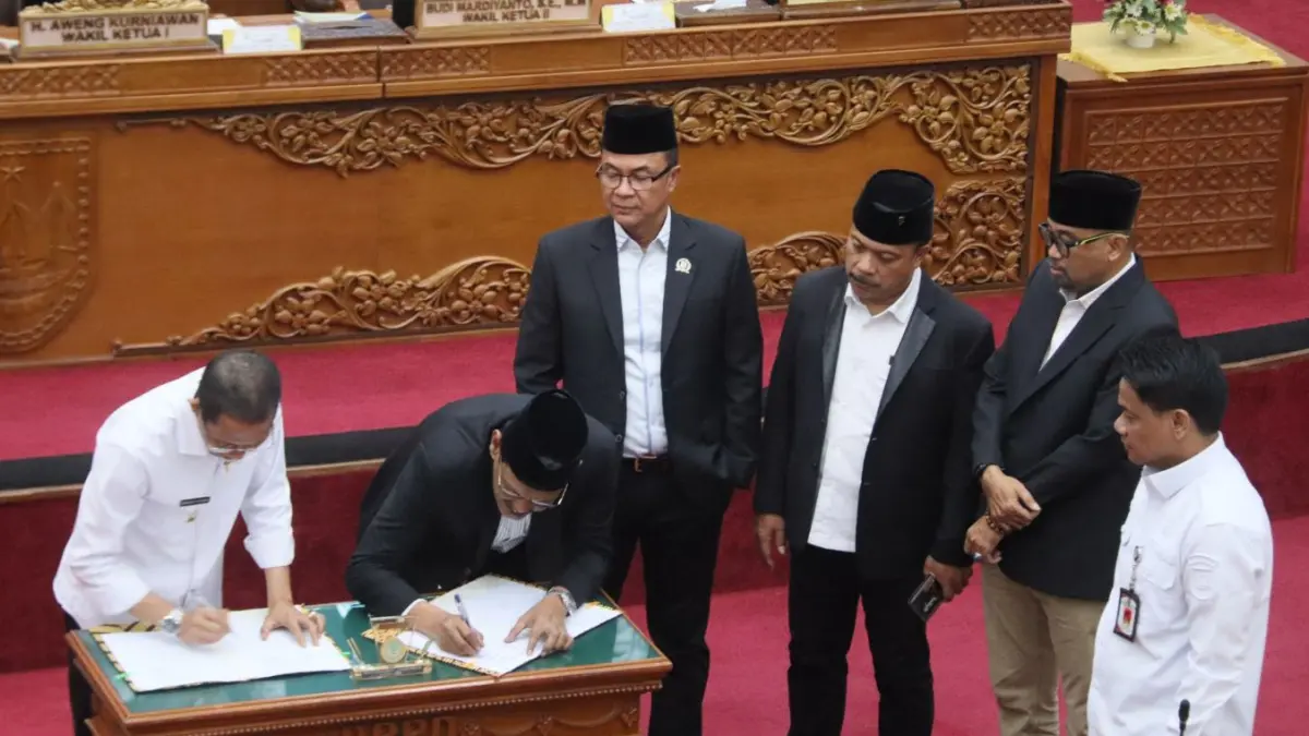 Pimpinan DPRD Kota Batam bersama Walikota Batam Amsakar  melakukan penandatangan keputusan laporan badan anggaran DPRD Batam atas pembahasan ranperda pertanggungjawaban pelaksanaan APBD kota Batam tahun anggaran 2025, Rabu (8/7). F Cecep Mulyana/Batam Pos