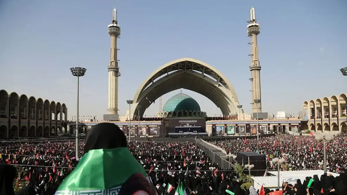 Ribuan pelayat menghadiri upacara pemakaman mantan Pemimpin Tertinggi Iran Ali Khamenei di Masjid Imam Khomeini Mosalla di Teheran, Iran, pada 4 Juli 2026. Khamenei meninggal dunia dalam serangan gabungan AS-Israel terhadap Iran pada 28 Februari. Bendera Iran terlihat selama upacara tersebut. Anadolu Agency)